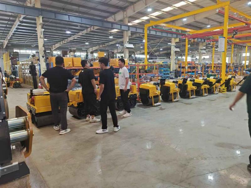 8月17日，國內(nèi)客戶來我廠參觀考察奔馬小型壓路機(jī)