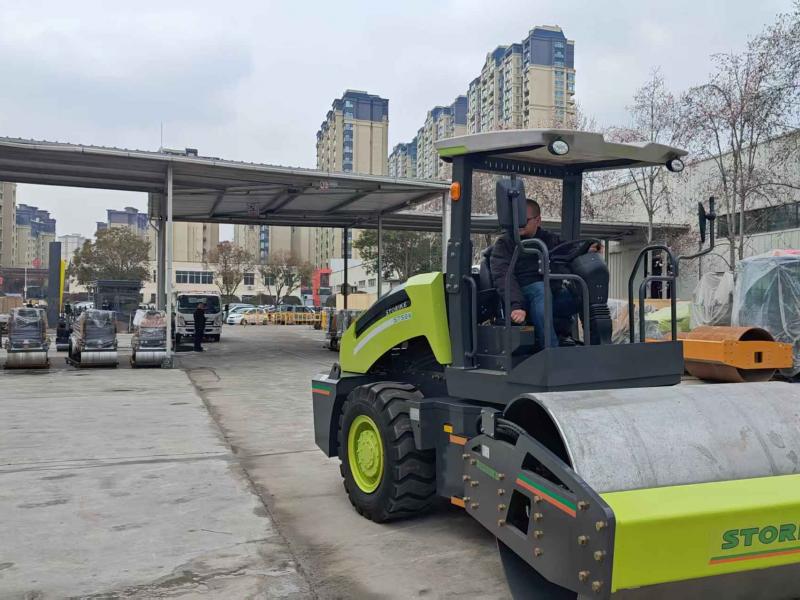 客戶來(lái)我廠考察試駕12噸小型壓路機(jī)