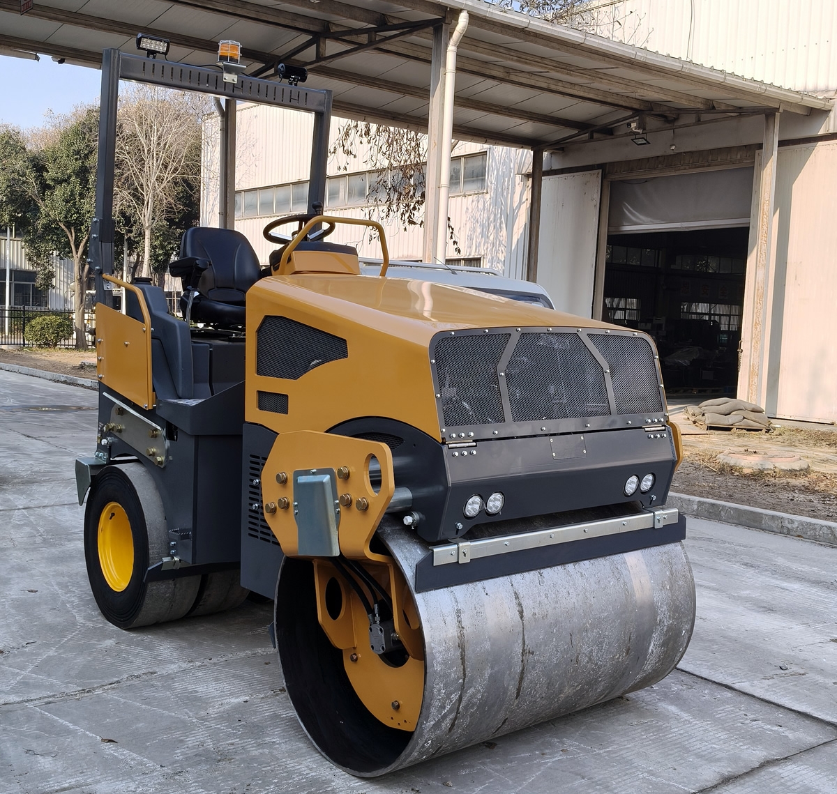 奔馬5噸小型座駕前鋼輪后膠輪壓路機BM5000D